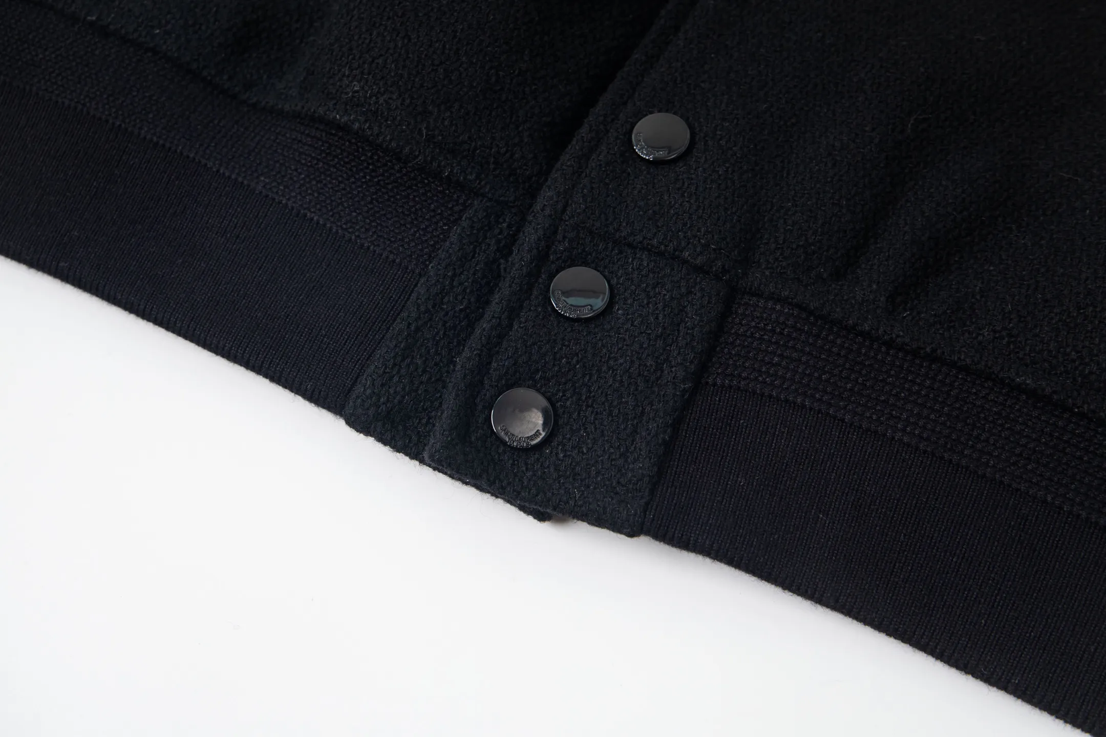 P480 Saint Laurent Paris slp classic leather patchwork black and white baseball collar jacket. Original version 1:1 to develop the highest version on the Internet. It took 2 months to customize pure wool fabric and jacquard ribbing (ordinary machines cannot achieve this jacquard effect). The version is super handsome. The patchwork position is very particular about parking technology. Whether the whole dress looks good or not depends on this position. Same style for men and women. Color: black and white spelling/white/black. Size: 46 48 50 52